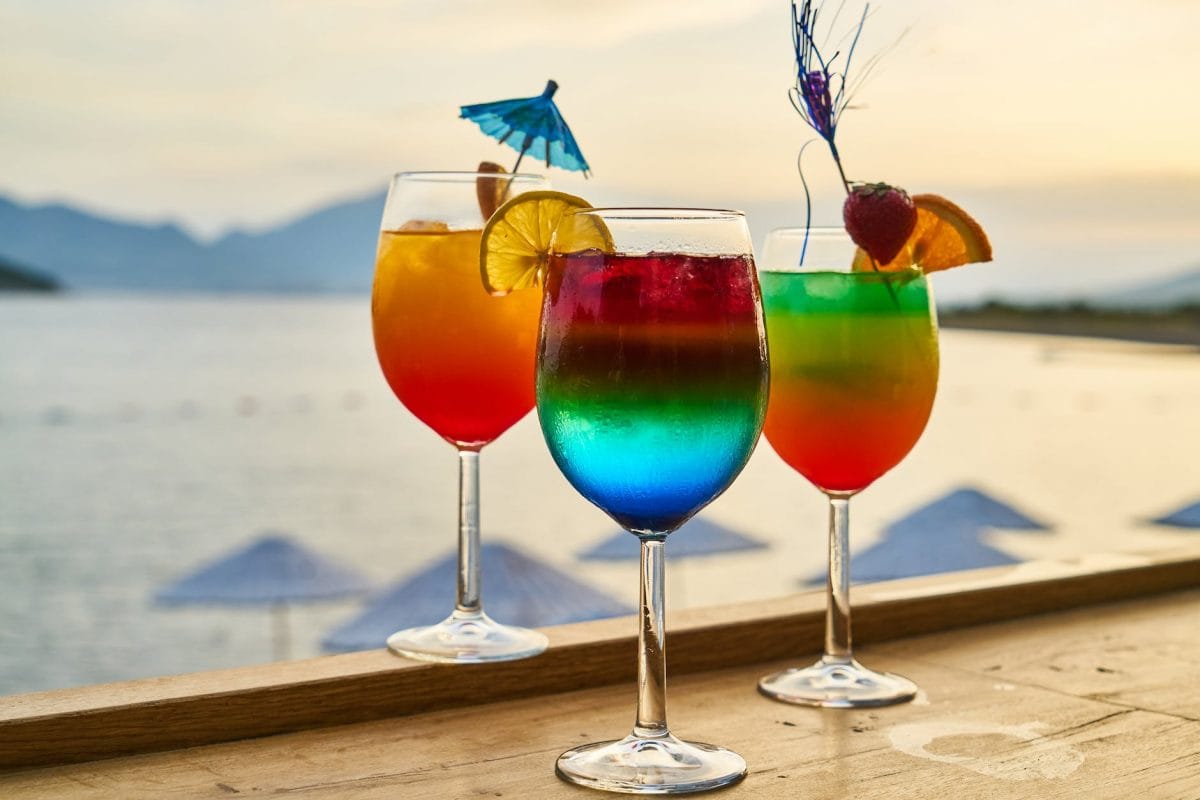Coctails de colores con la playa de fondo