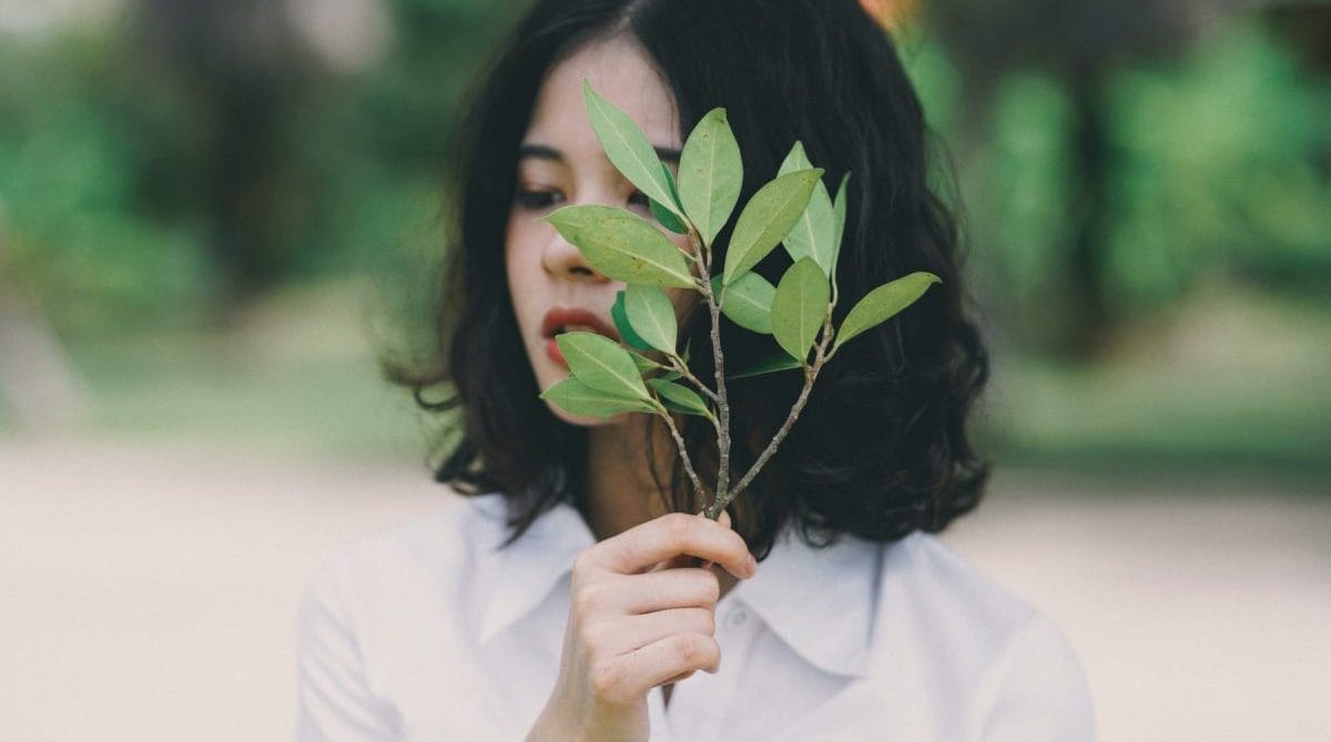 mujer asiática joven con piel de porcelana