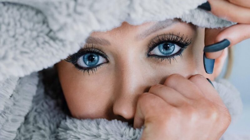 Maquillaje para resaltar ojos grandes con sombras mate y delineado oscuro