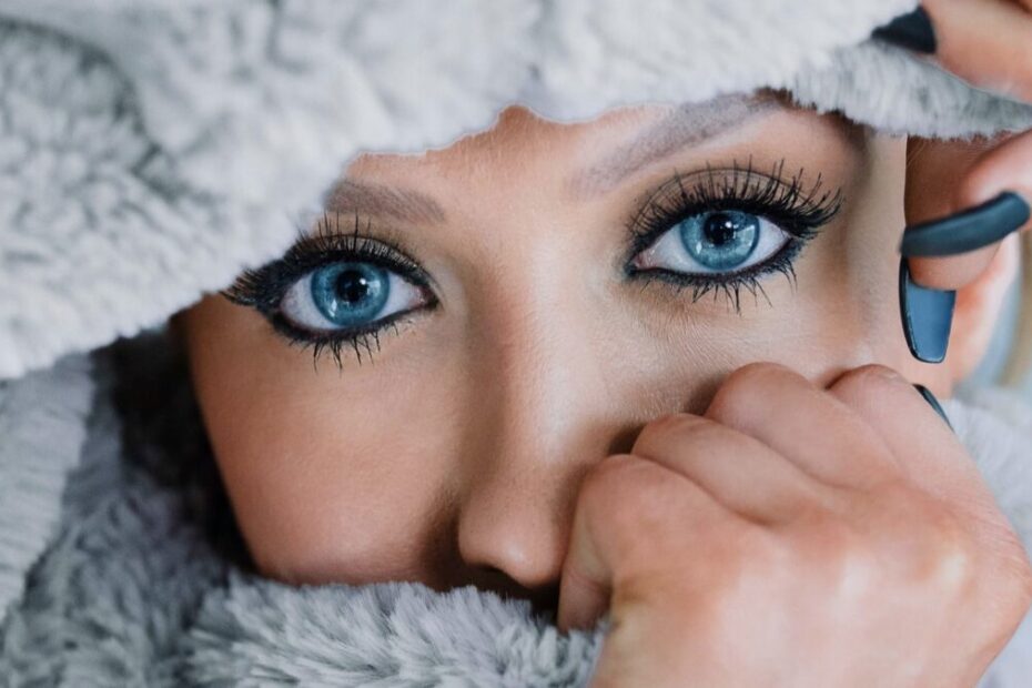 Maquillaje para resaltar ojos grandes con sombras mate y delineado oscuro