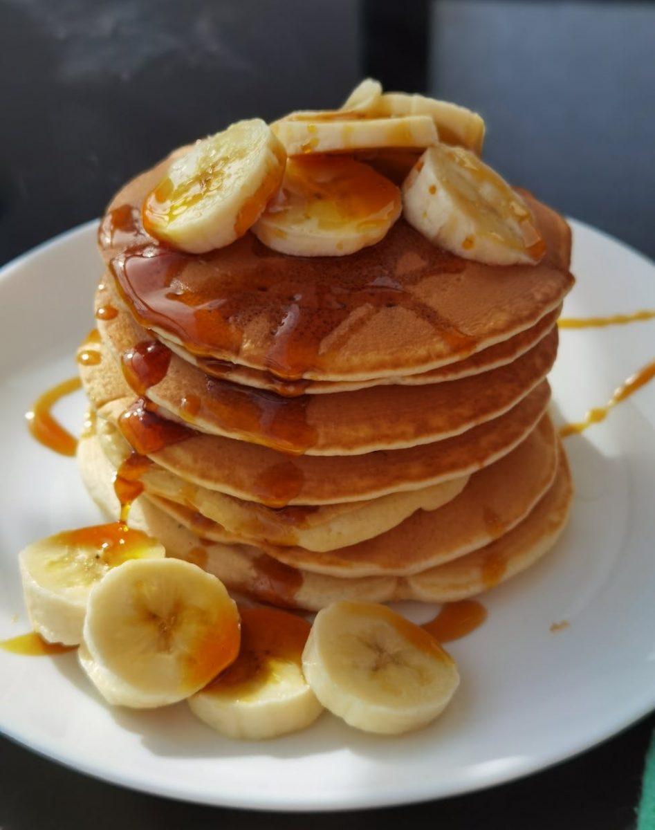 Tortitas con rodajas de platano y sirope o miel