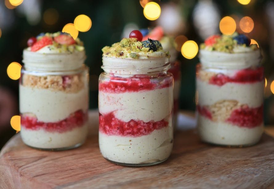 Parfait de avena, yogurt, fresas y chía