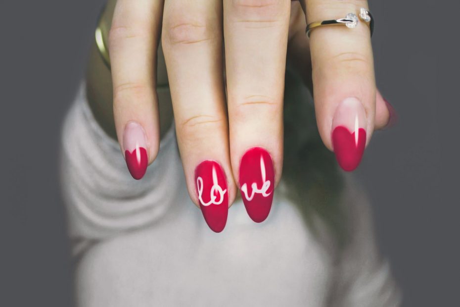 Manicura roja y blanca con estampado de corazones