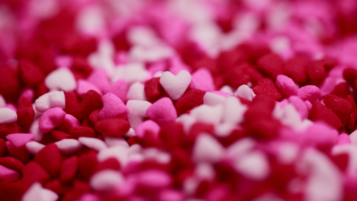 San Valentín: Corazones de caramelo en color rosa, blanco y rojo