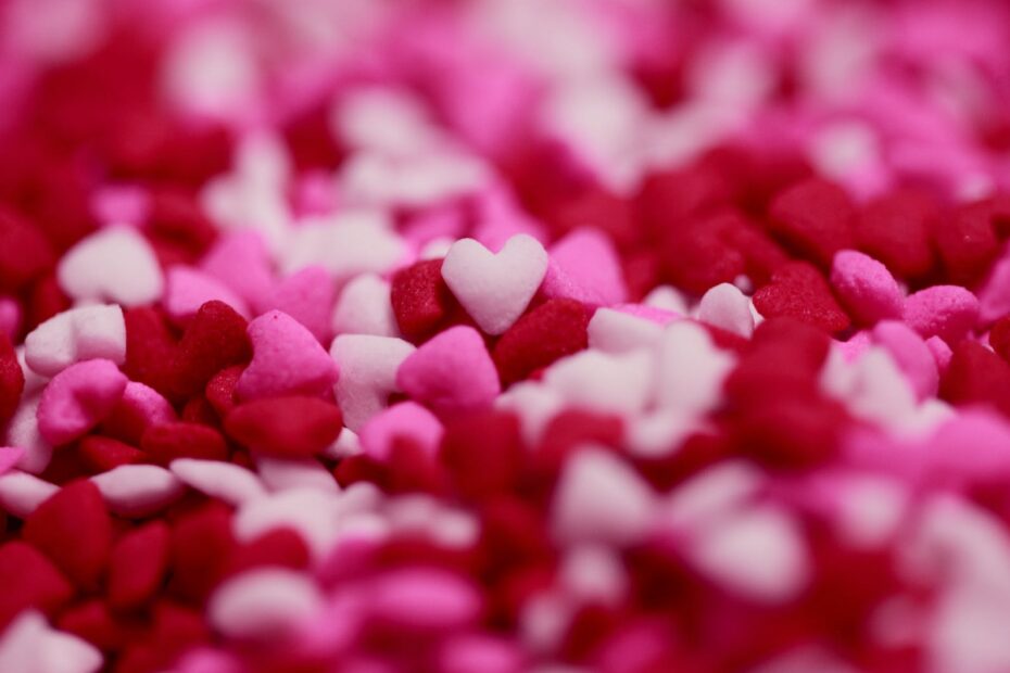 San Valentín: Corazones de caramelo en color rosa, blanco y rojo