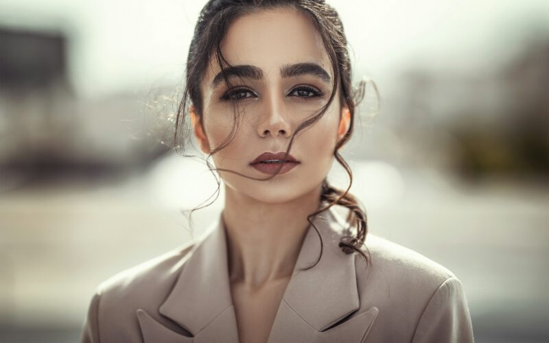 Mujer con maquillaje natural dolphin skin