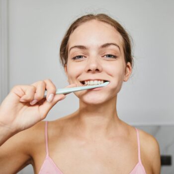Aceite de coco para blanquear los dientes y riesgos de la tendencia viral en tiktok