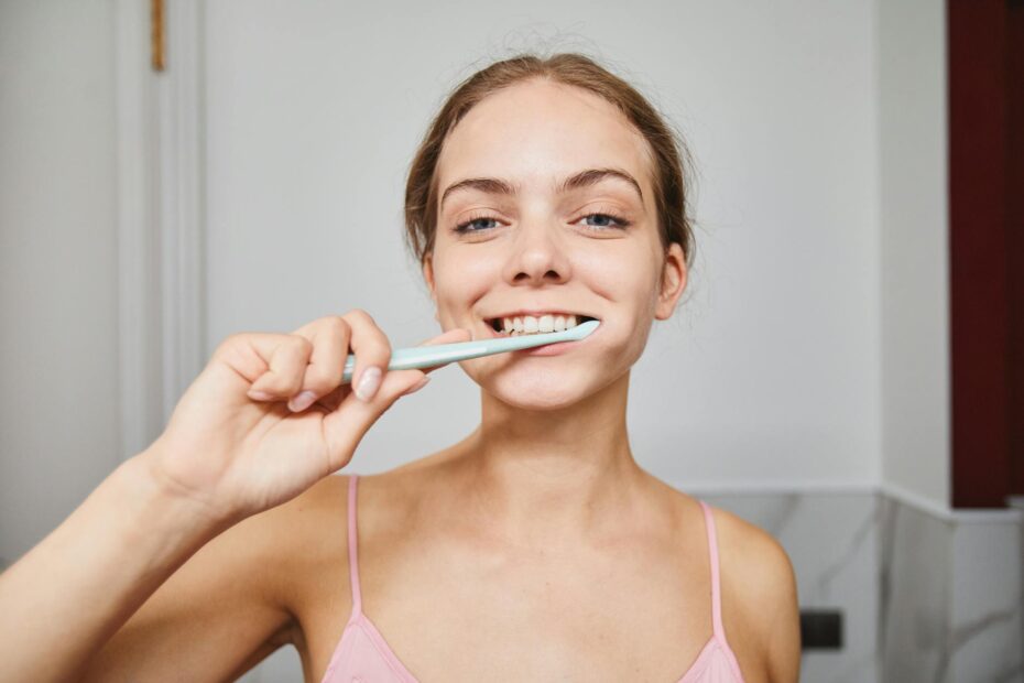 Aceite de coco para blanquear los dientes y riesgos de la tendencia viral en tiktok