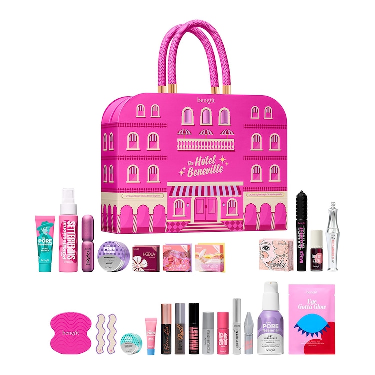 Imagen del calendario de adviento 'The hotel Beneville' con los productos de Benefit que incluye
