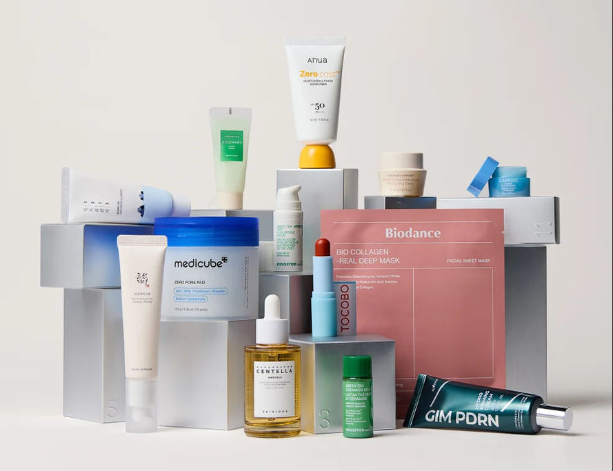 Calendario K-beauty de LOOKFANTASTIC 2026 con productos de cosmética coreana